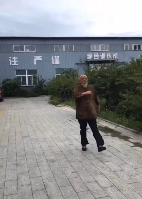 67歲李琦身形暴瘦!穿舊衣布鞋賣力練軍姿,糖尿病纏身仍抽菸吃肉