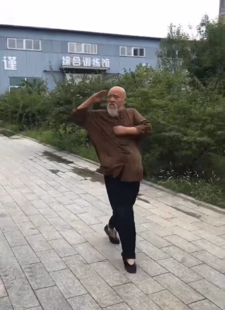 67歲李琦身形暴瘦!穿舊衣布鞋賣力練軍姿,糖尿病纏身仍抽菸吃肉