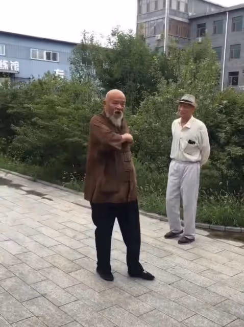 67歲李琦身形暴瘦!穿舊衣布鞋賣力練軍姿,糖尿病纏身仍抽菸吃肉