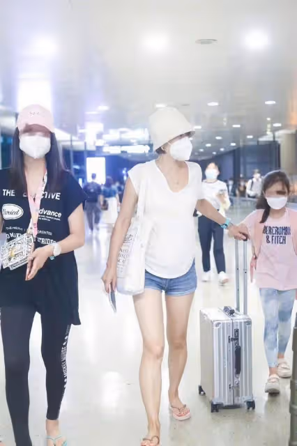 馬伊琍攜兩女兒露面,低調背帆布包穿人字拖,14歲愛馬身高超媽媽