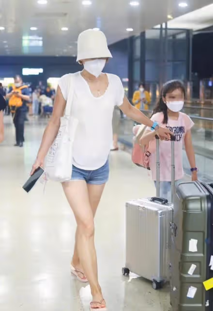 馬伊琍攜兩女兒露面,低調背帆布包穿人字拖,14歲愛馬身高超媽媽