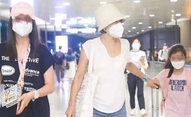 馬伊琍攜兩女兒露面,低調背帆布包穿人字拖,14歲愛馬身高超媽媽