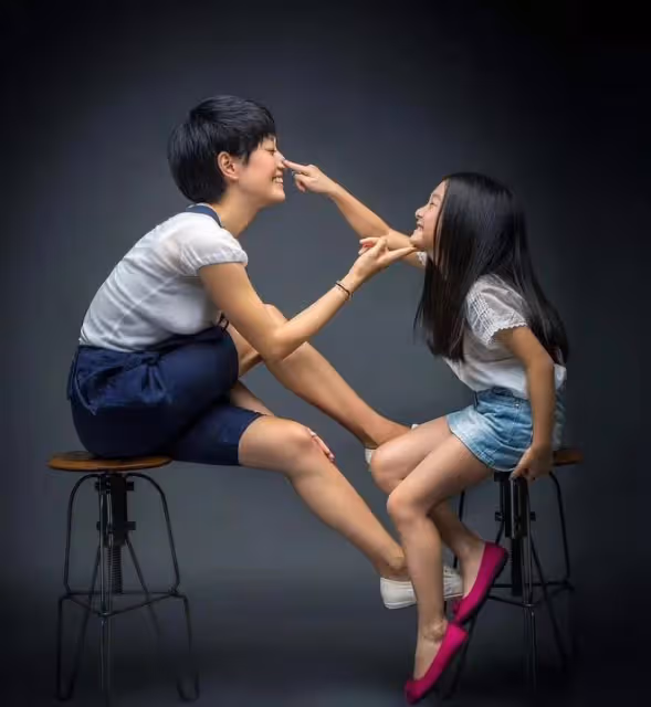 馬伊琍攜兩女兒露面,低調背帆布包穿人字拖,14歲愛馬身高超媽媽
