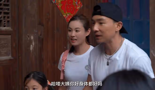 50歲台灣男星回浙江老家探親,獲鄉親們夾道歡迎,聽鄉音感動落淚