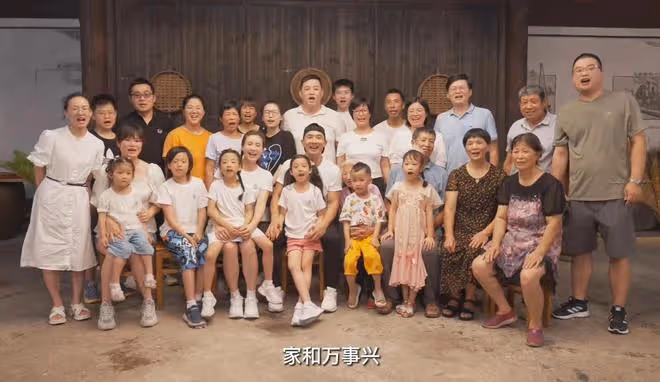 50歲台灣男星回浙江老家探親,獲鄉親們夾道歡迎,聽鄉音感動落淚