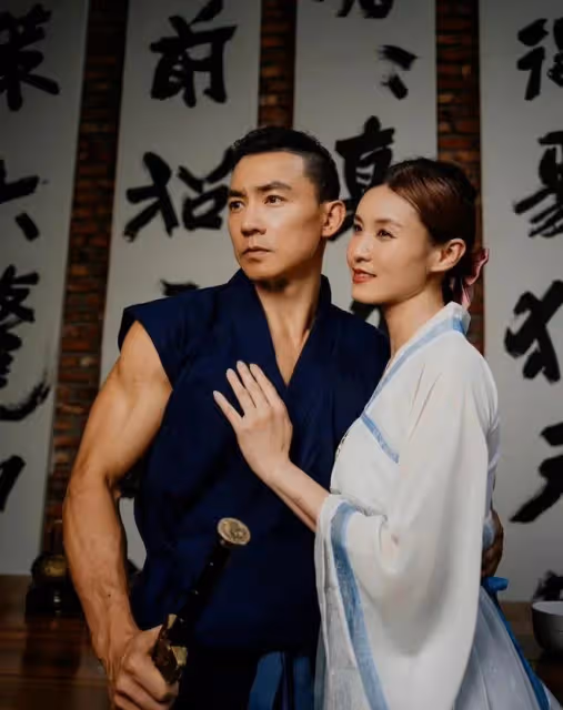 50歲台灣男星回浙江老家探親,獲鄉親們夾道歡迎,聽鄉音感動落淚