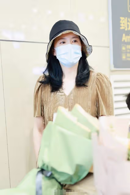 52歲柏林影后罕見露面,打扮樸素舉止接地氣,身邊小男孩身份成疑