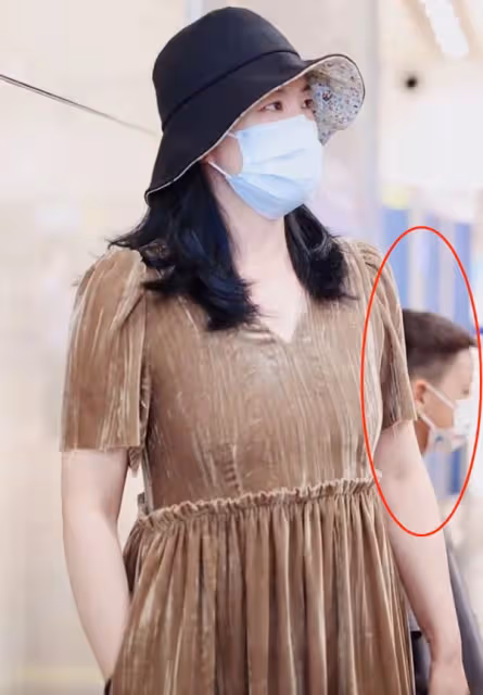 52歲柏林影后罕見露面,打扮樸素舉止接地氣,身邊小男孩身份成疑