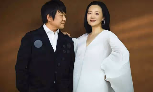 52歲柏林影后罕見露面,打扮樸素舉止接地氣,身邊小男孩身份成疑
