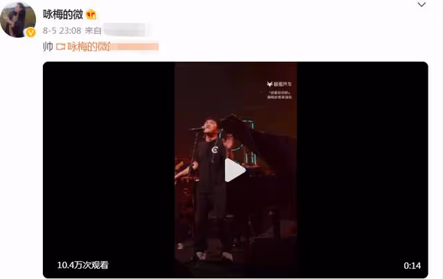 52歲柏林影后罕見露面,打扮樸素舉止接地氣,身邊小男孩身份成疑