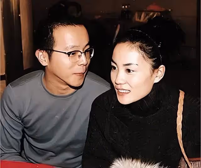 52歲柏林影后罕見露面,打扮樸素舉止接地氣,身邊小男孩身份成疑