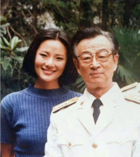 52歲柏林影后罕見露面,打扮樸素舉止接地氣,身邊小男孩身份成疑