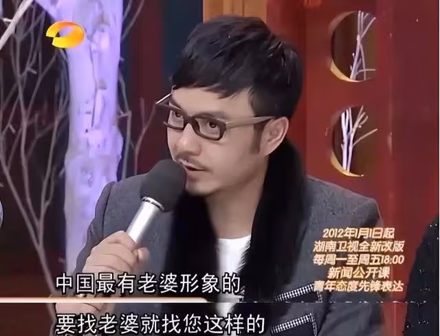 52歲柏林影后罕見露面,打扮樸素舉止接地氣,身邊小男孩身份成疑