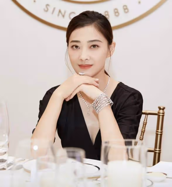 梅婷久居法國生活愜意，素顏與粉絲依偎合照，小肚腩凸出仍氣質佳