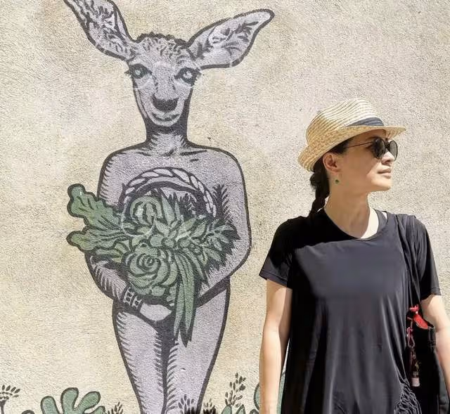 梅婷久居法國生活愜意，素顏與粉絲依偎合照，小肚腩凸出仍氣質佳