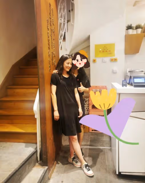 梅婷久居法國生活愜意，素顏與粉絲依偎合照，小肚腩凸出仍氣質佳