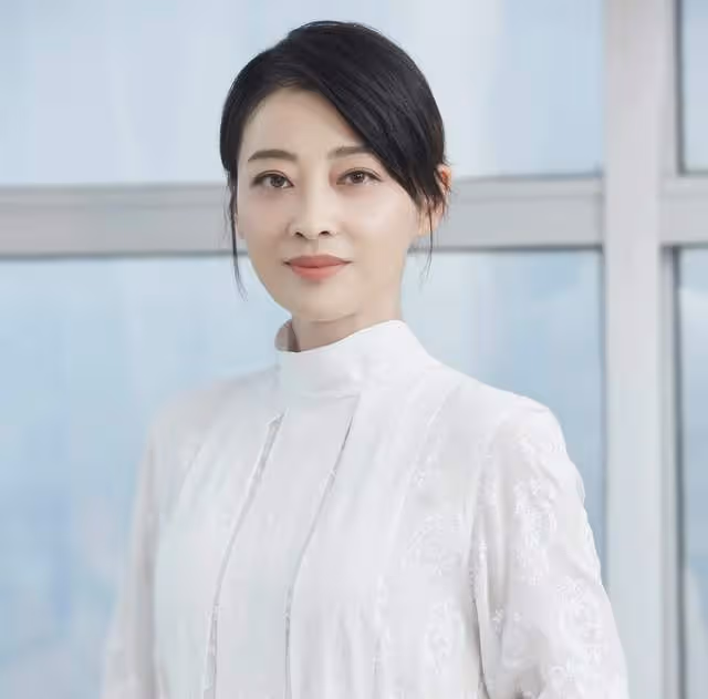 梅婷久居法國生活愜意,素顏與粉絲依偎合照,小肚腩凸出仍氣質佳