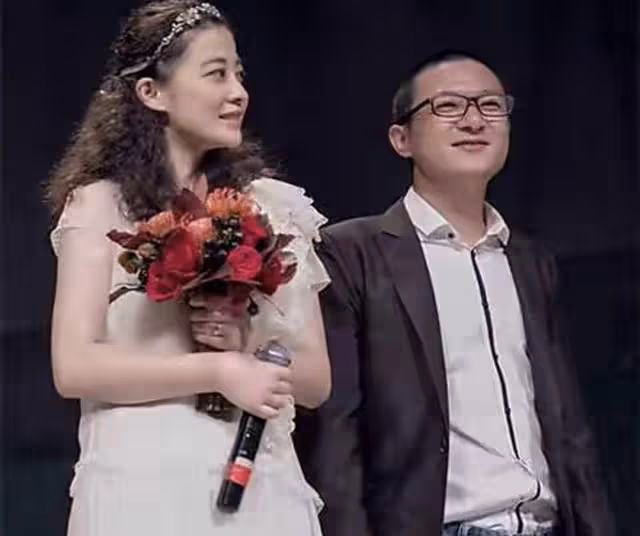 梅婷久居法國生活愜意,素顏與粉絲依偎合照,小肚腩凸出仍氣質佳