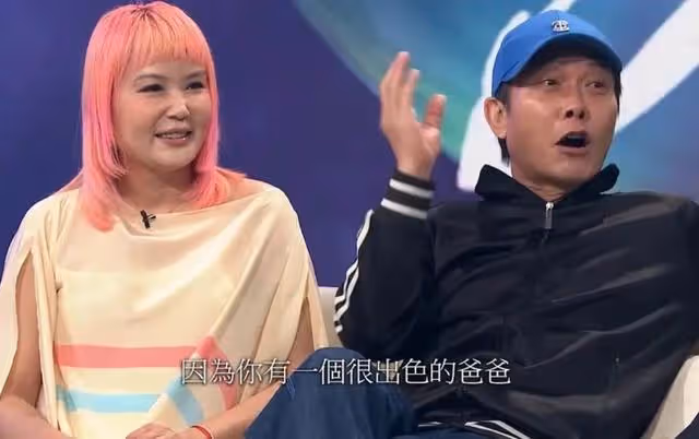 香港知名星二代難得與父親同框!全程互動有愛,已跟隨繼父姓多年