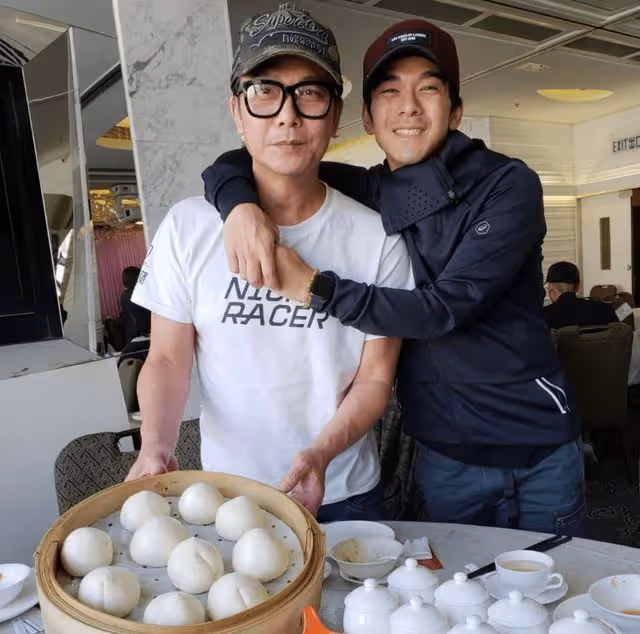 香港知名星二代難得與父親同框!全程互動有愛,已跟隨繼父姓多年