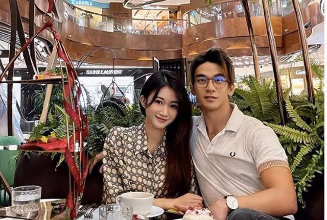 香港知名星二代難得與父親同框!全程互動有愛,已跟隨繼父姓多年