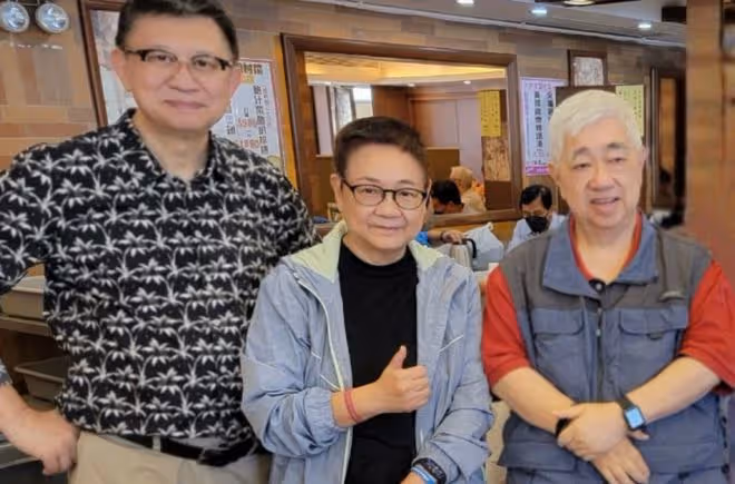 72歲食神梁文韜露面,滿頭白髮暴瘦引關注,曾因弟弟猝死減118斤