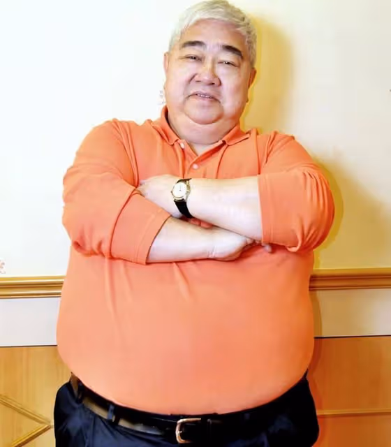 72歲食神梁文韜露面,滿頭白髮暴瘦引關注,曾因弟弟猝死減118斤