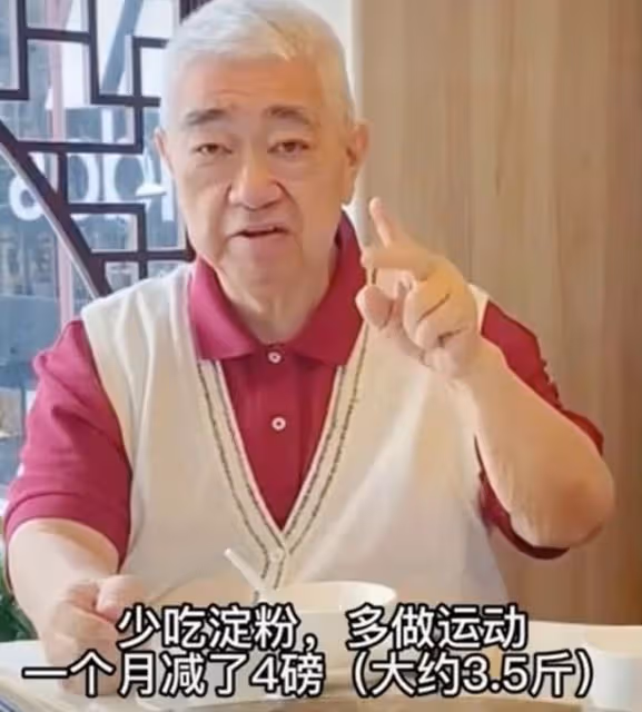 72歲食神梁文韜露面,滿頭白髮暴瘦引關注,曾因弟弟猝死減118斤