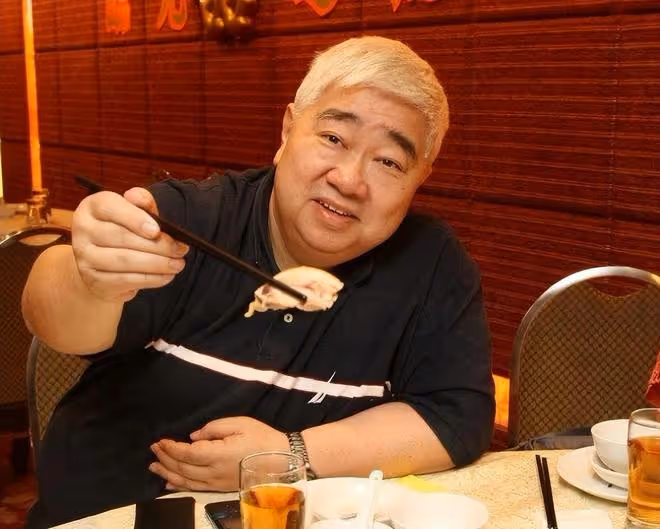 72歲食神梁文韜露面,滿頭白髮暴瘦引關注,曾因弟弟猝死減118斤
