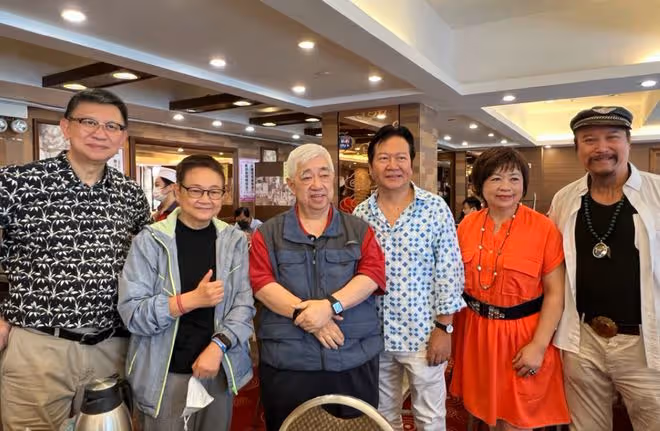 72歲食神梁文韜露面,滿頭白髮暴瘦引關注,曾因弟弟猝死減118斤