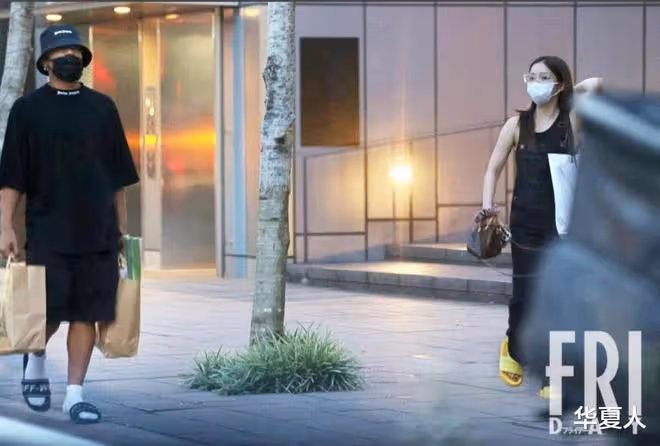 剛離婚1個月說愛兒子?就和年下jyp練習生同居……