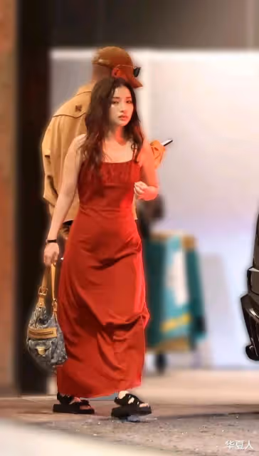 剛離婚1個月說愛兒子?就和年下jyp練習生同居……