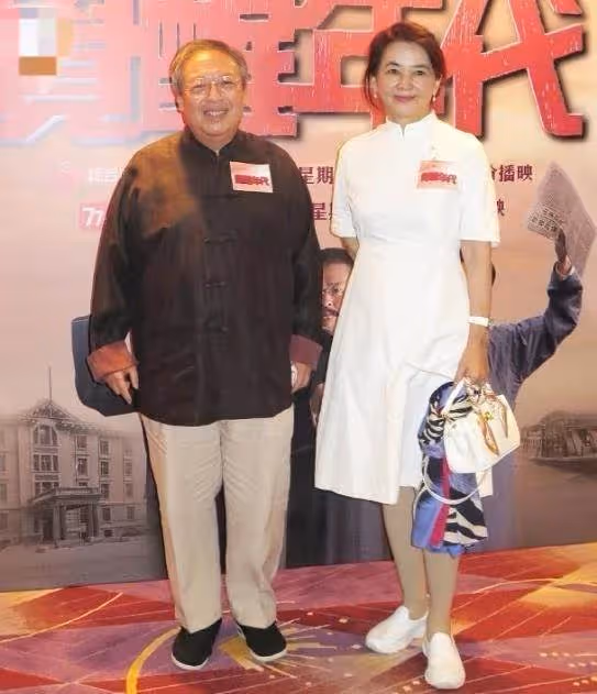 63歲「霸王花」胡慧中,夫妻同框像父女,丈夫曾入牢3年她賣房救夫,不放棄生活風采依舊