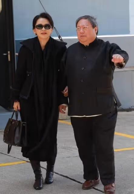 63歲「霸王花」胡慧中,夫妻同框像父女,丈夫曾入牢3年她賣房救夫,不放棄生活風采依舊