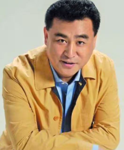 「央視國臉」張宏民：主持《新聞聯播》32年零失誤，61歲仍未婚
