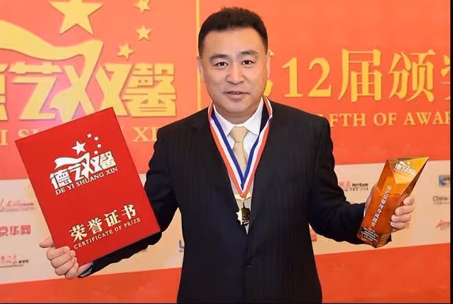 「央視國臉」張宏民：主持《新聞聯播》32年零失誤，61歲仍未婚