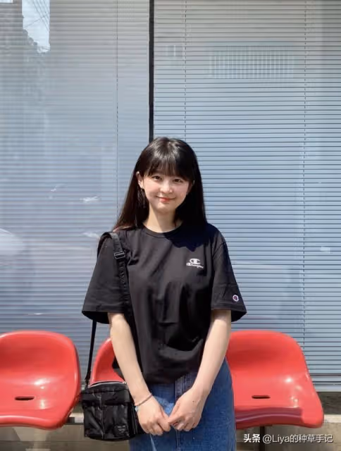 誰說小個子只能平平無奇?她卻靠樂觀美出一片天