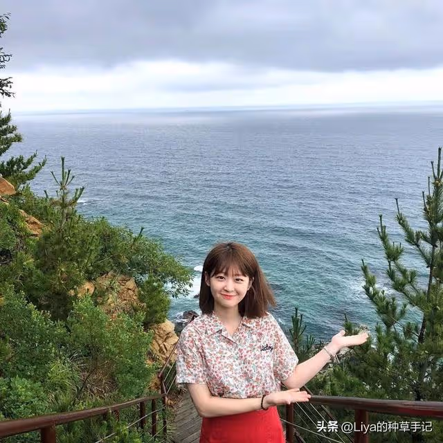誰說小個子只能平平無奇?她卻靠樂觀美出一片天