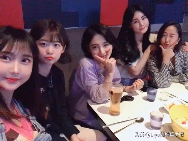 誰說小個子只能平平無奇?她卻靠樂觀美出一片天