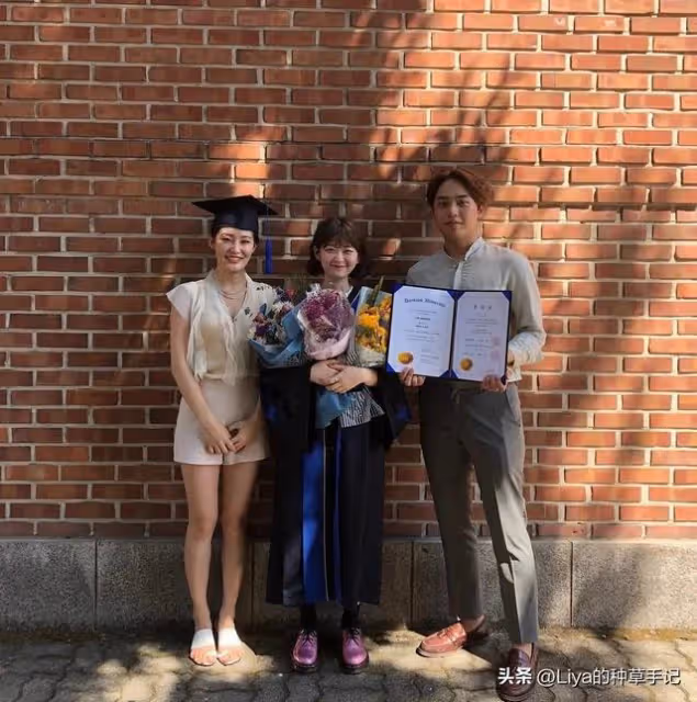 誰說小個子只能平平無奇?她卻靠樂觀美出一片天