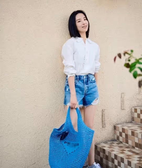 董潔拎萬元編織袋出門，穿短褲大秀修長美腿，42歲皮膚白皙如少女