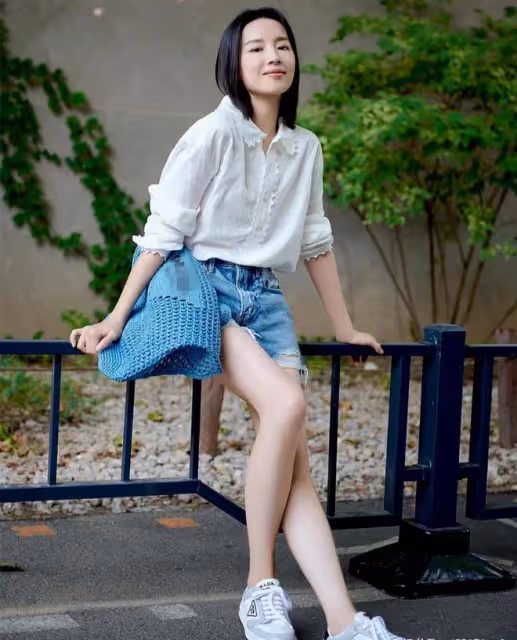 董潔拎萬元編織袋出門，穿短褲大秀修長美腿，42歲皮膚白皙如少女