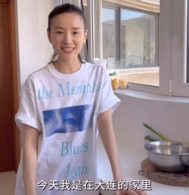 董潔拎萬元編織袋出門，穿短褲大秀修長美腿，42歲皮膚白皙如少女