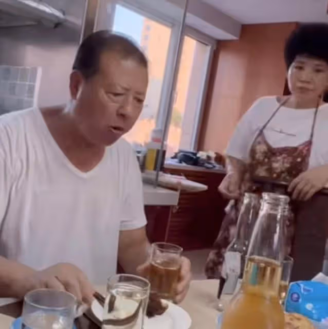 董潔拎萬元編織袋出門，穿短褲大秀修長美腿，42歲皮膚白皙如少女