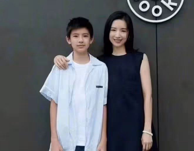 董潔拎萬元編織袋出門，穿短褲大秀修長美腿，42歲皮膚白皙如少女