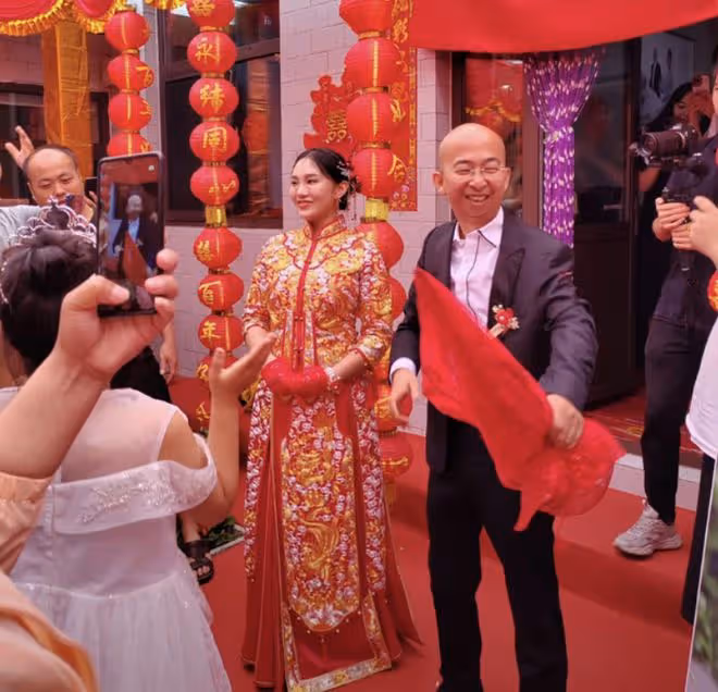 41歲巨興茂辦婚禮,新娘美貌出眾,楊志剛現身稱新郎沒億萬身家