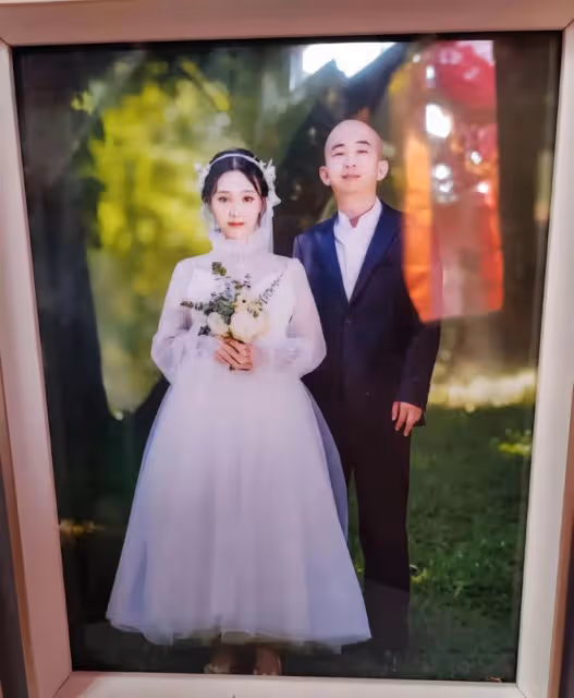 巨興茂結婚現場曝光!坐馬車請秧歌隊,楊志剛左手插兜被指不禮貌