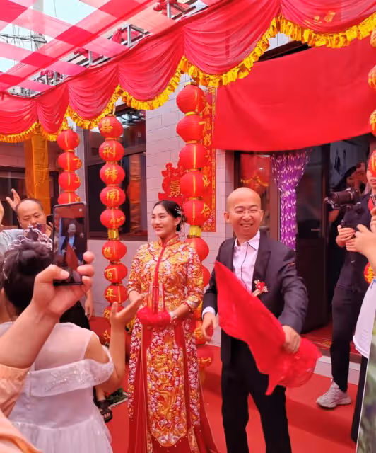 巨興茂結婚現場曝光!坐馬車請秧歌隊,楊志剛左手插兜被指不禮貌