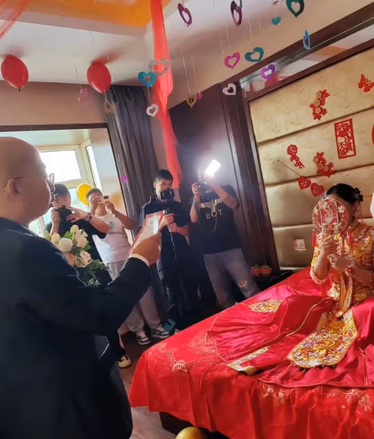 巨興茂結婚現場曝光!坐馬車請秧歌隊,楊志剛左手插兜被指不禮貌
