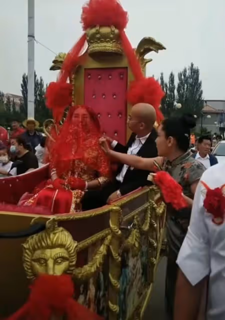 巨興茂結婚現場曝光!坐馬車請秧歌隊,楊志剛左手插兜被指不禮貌